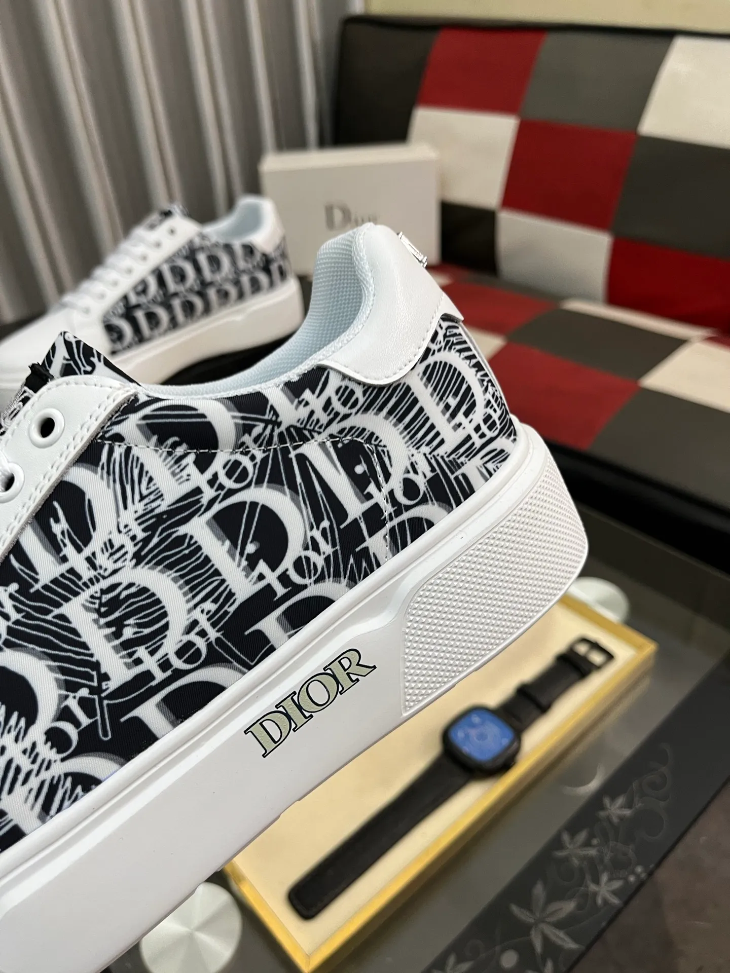 Men's shoes 💰440⌚️⌚️Dior's new 🆕low-cut casual sneakers, made of breathable mesh, with brand signature details on the shoe collar to enhance style. Fashionable and versatile, it can complement any look. With a sophisticated design that is both dynamic and modern, this new must-have shoe adds a new dimension to Dior's legacy, displaying modern elegance. Men's shoes 38-44 2️⃣ colors available